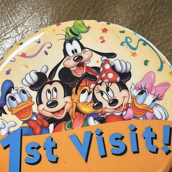 Disney My 1st Visit pin.  Mickey and the whole gang .  Good condition. - Picture 2 of 4